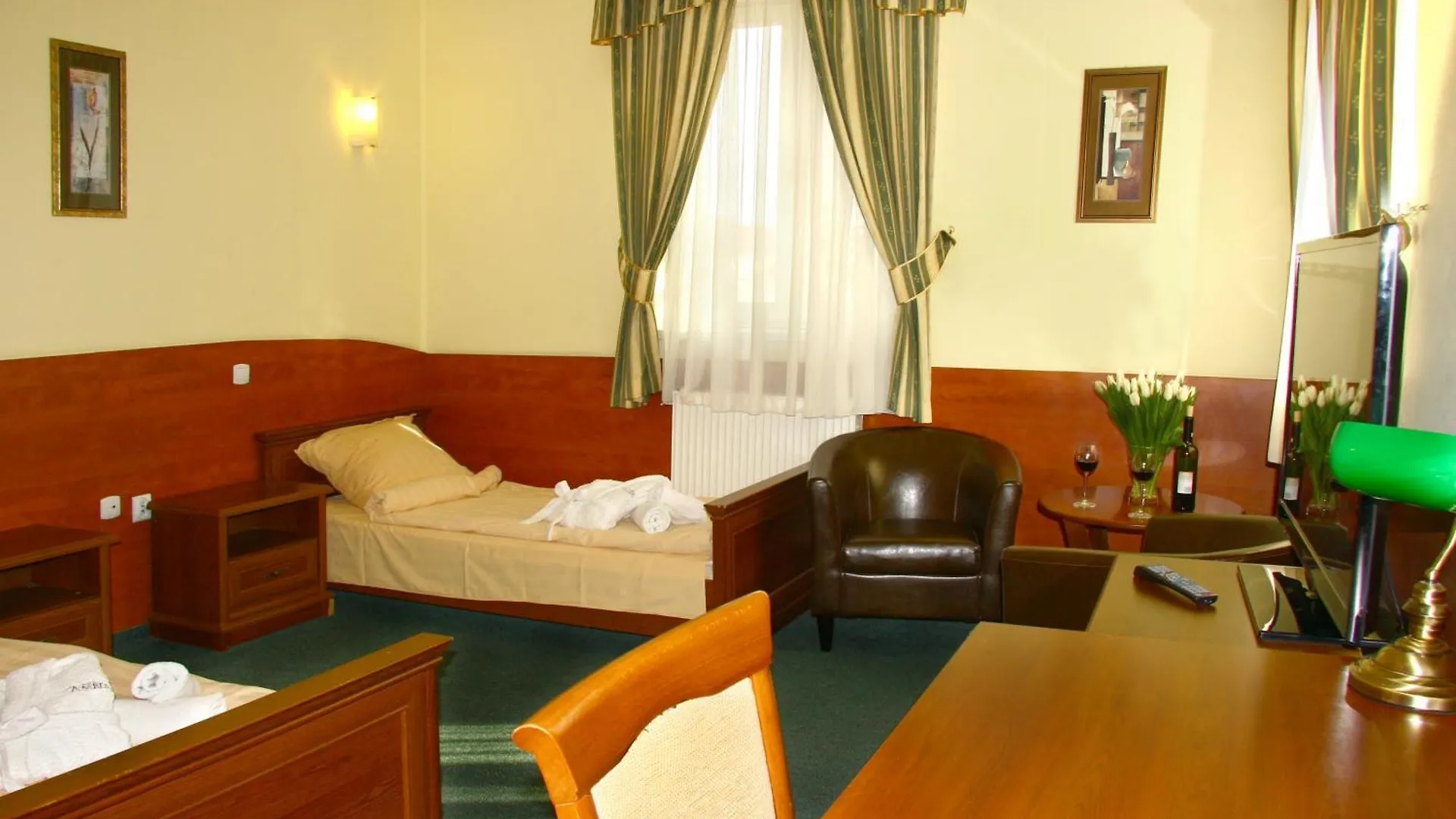 Hotelik & Restauracja Amber Raszyn Bed and Breakfast