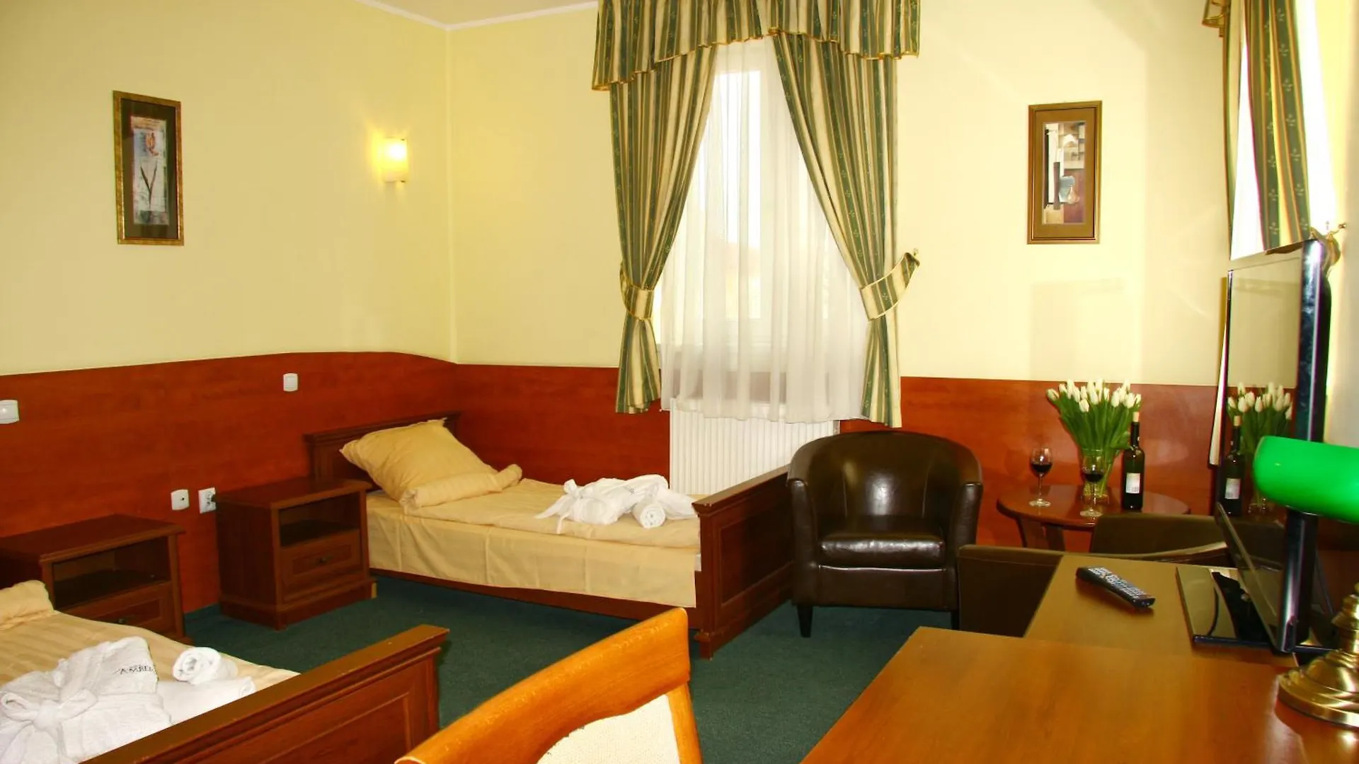 Bed and Breakfast Hotelik & Restauracja Amber Raszyn
